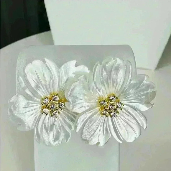 Hawaii Flower and 18K Gold Earrings - Picture 7 of 8